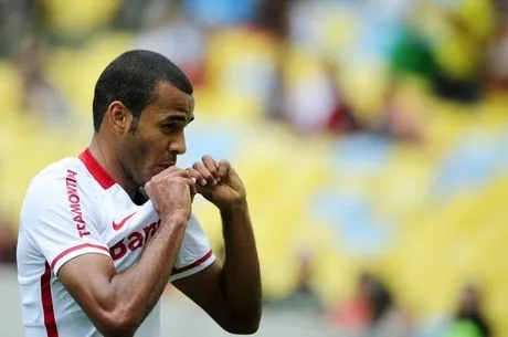 O jogador Ernando do Internacional comemora gol durante partida entre Flamengo e Internacional válida pela Série A do Campeonato Brasileiro, no Estádio Maracanã, no Rio de Janeiro, RJ, neste domingo (18).