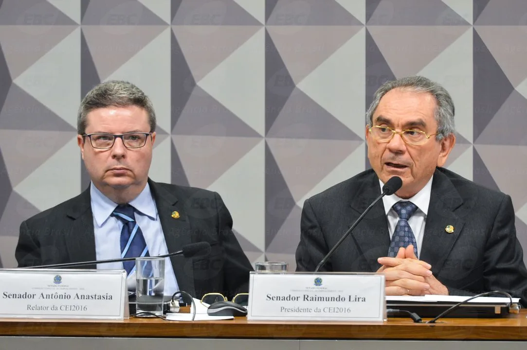 Brasília – O relator Antônio Anastasia e o presidente da Comissão do Impeachment, Raimundo Lira, durante reunião para ouvir especialistas favoráveis ao afastamento da presidenta Dilma (Antonio Cruz/Agência Brasil)