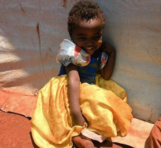 Foto de menina vestida de princesa suja de terra bomba nas redes