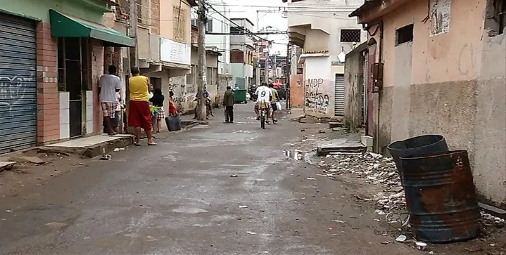 Jovem com passagens pela polícia é morto com mais 20 tiros no meio da rua