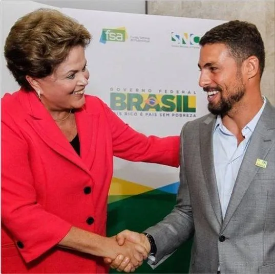 Cauã Reymond se encontra com presidente Dilma em evento realizado em Brasília