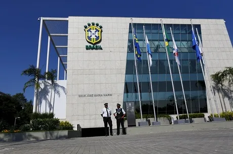 Security guards stand outside the Brazilian Football Association (CBF) headquarters in Rio de Janeiro May 27, 2015. REUTERS/Ricardo Moraes