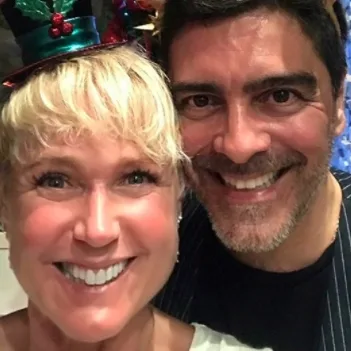 Xuxa Meneghel e Junno Andrade fazem tatuagens iguais