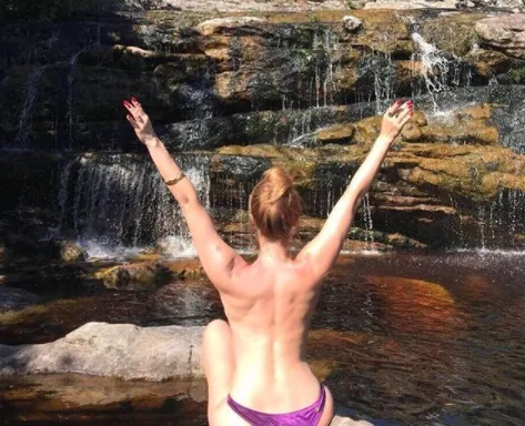 Mariana Ximenes faz topless em cachoeira e compartilha o clique com fãs