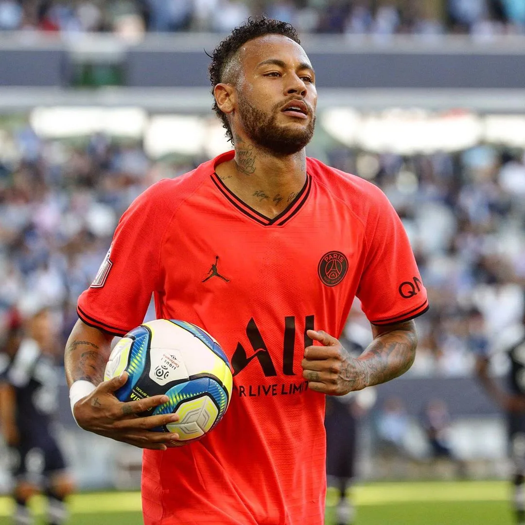 Neymar erra pênalti, mas PSG goleia e segue folgado na ponta do Francês