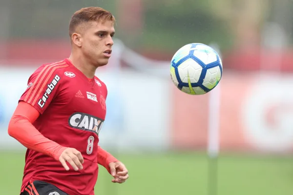 Cuéllar e Renê treinam e podem reforçar Flamengo no domingo