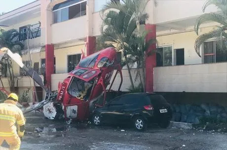 VÍDEO| Helicóptero com cinco pessoas bate em prédio e cai em Brasília