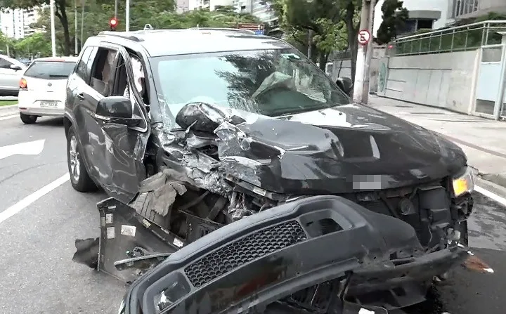 Motorista perde controle da direção e bate em poste na Praia do Canto