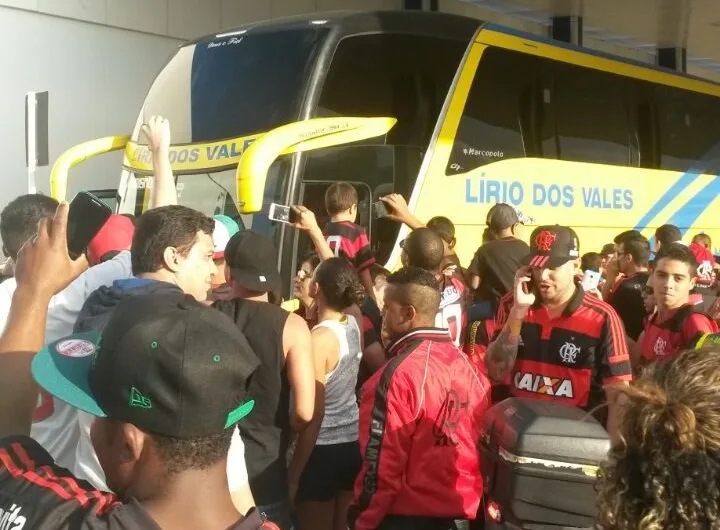 Sem medo de bomba, torcedores vão ao aeroporto recepcionar o Flamengo