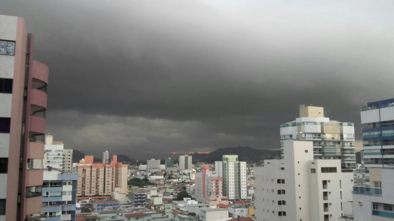 Grande Vitória tem chuva forte e nuvens carregadas nesta quarta-feira