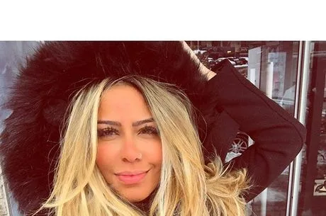 Mais loira, Rafaella Santos faz a diva no Instagram