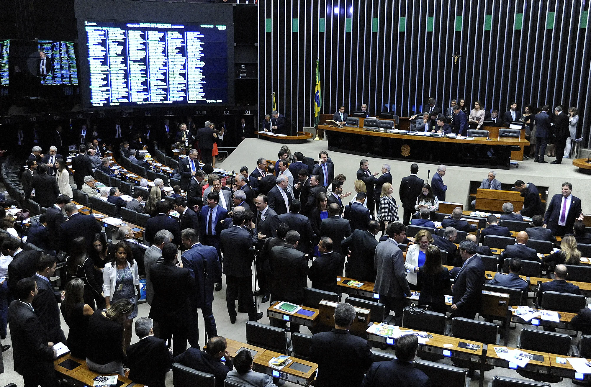 Além do PSL, apenas um partido dá apoio total à reforma da Previdência