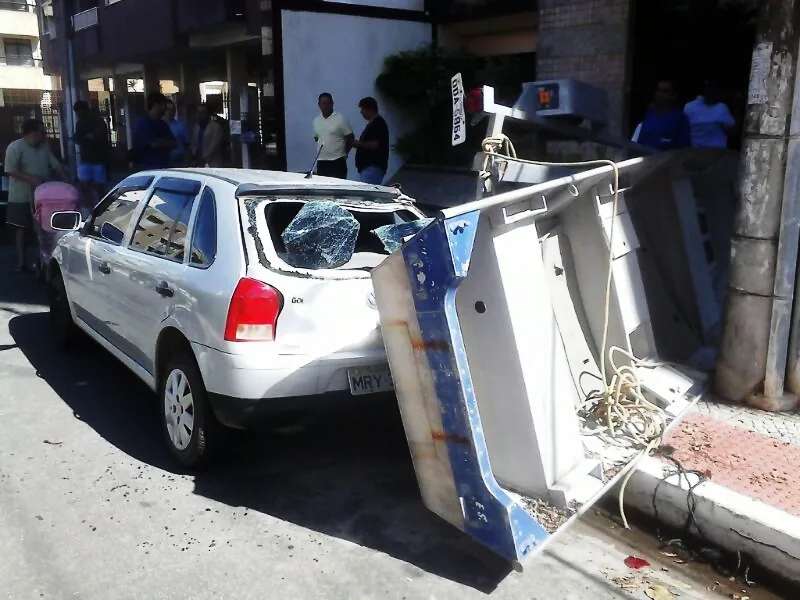 Barco de prefeitura cai e atinge carro em Guarapari