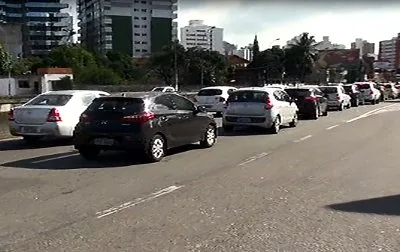 Trânsito fica complicado na Terceira Ponte e motoristas precisam ter paciência