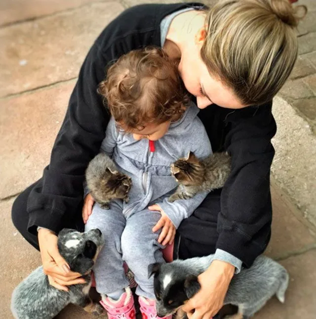 Guilhermina Guinle não resiste à filha cercada de cachorros e gatinhos!