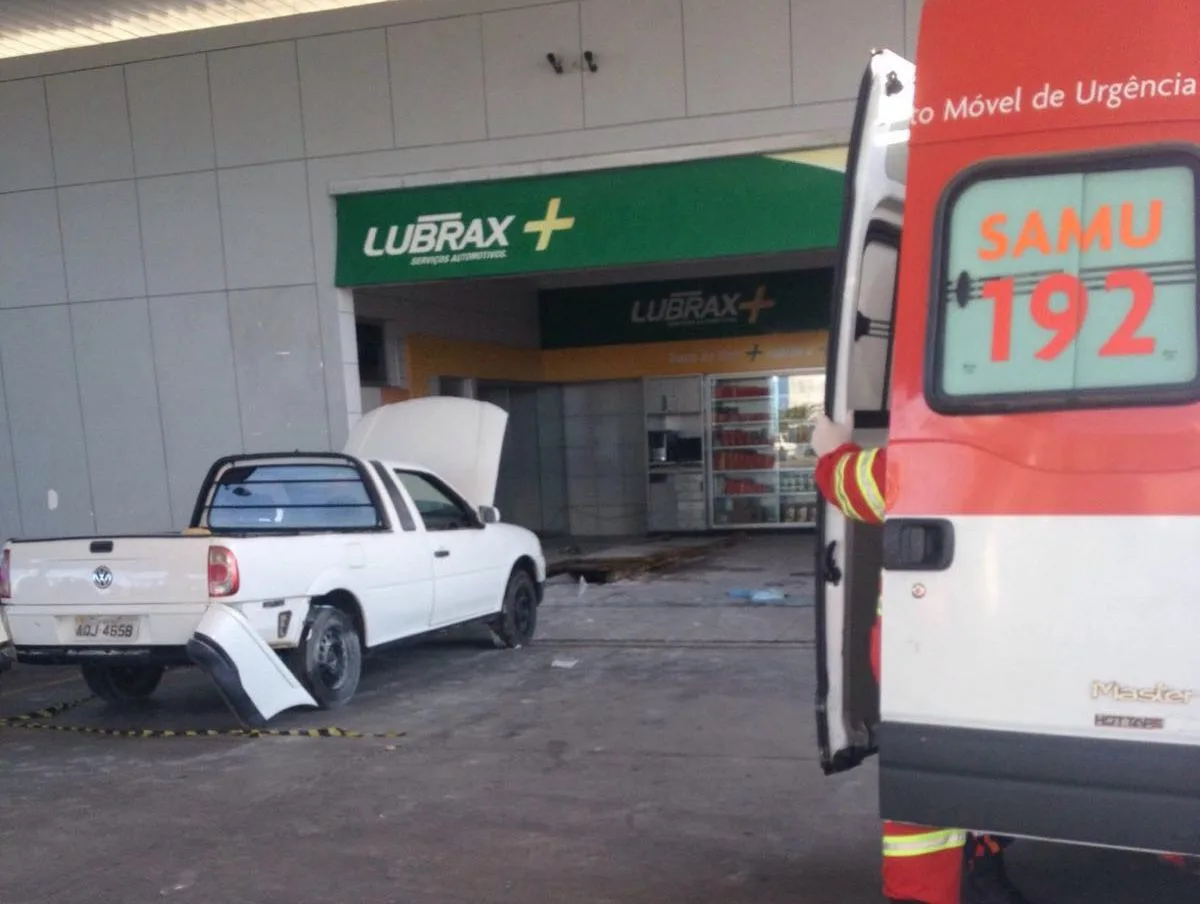 Explosão em carro deixa três pessoas feridas em posto de Vila Velha