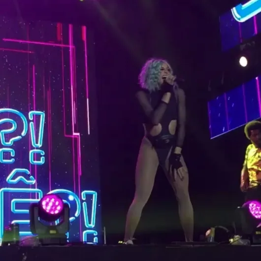 Em show na Bahia, Pabllo Vittar agita o público: 'Sou nordestina arretada!'