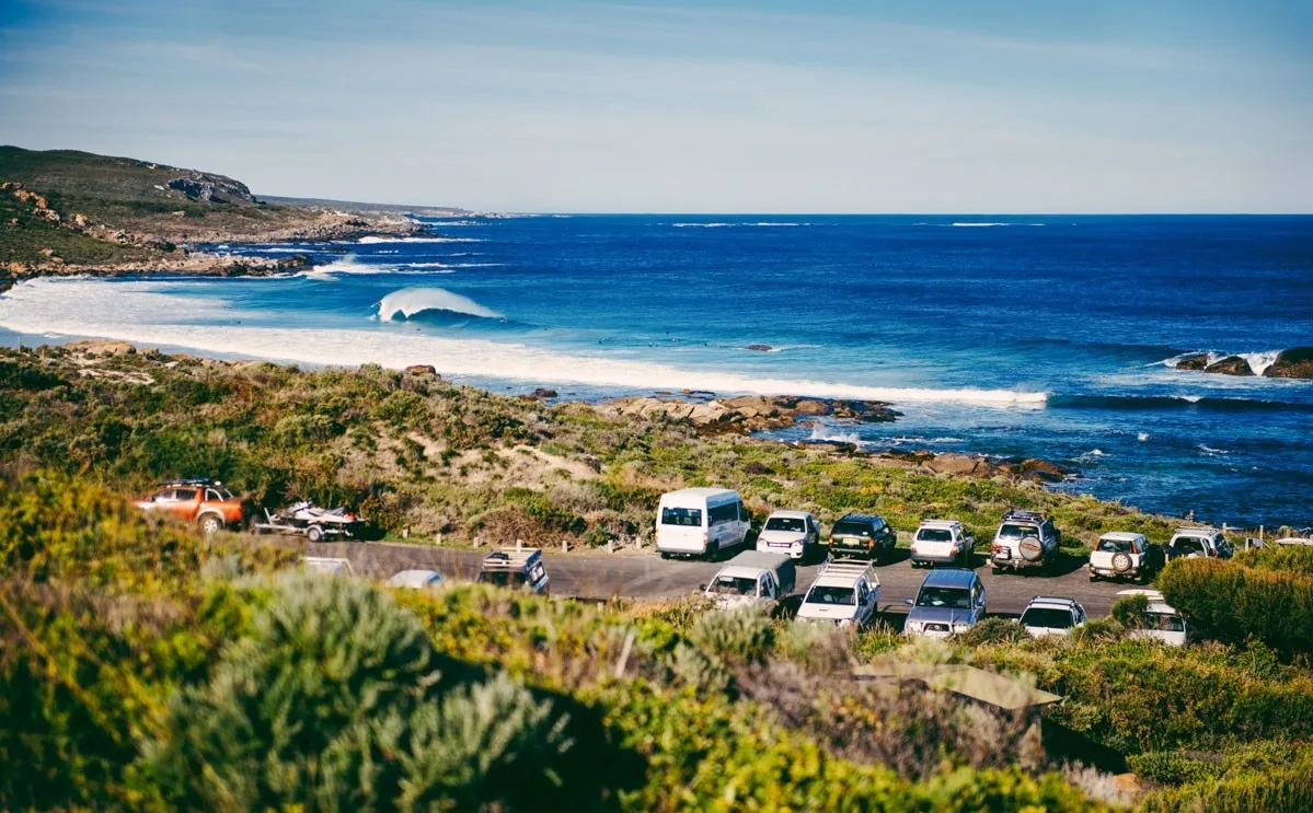 Ataques de tubarão adiam continuidade de etapa do Circuito Mundial de Surfe