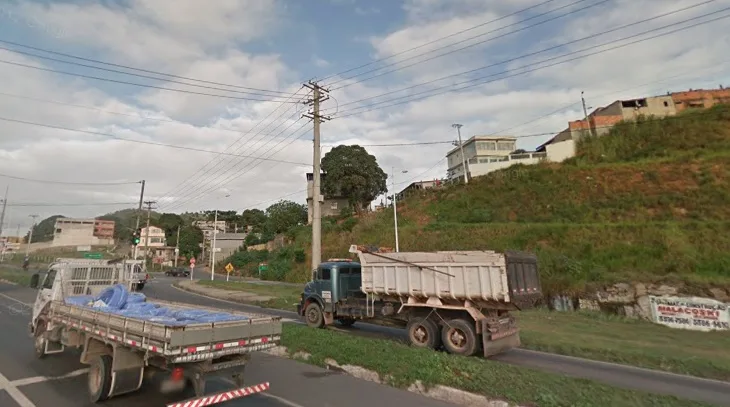 Motorista embriagado perde controle do carro e atropela pedestre na Rodovia do Contorno