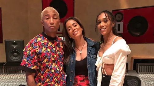 Nos Estados Unidos, Anitta posta foto com Pharrell Williams e declara: Eu só quero chorar