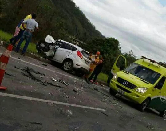 Acidente entre dois carros na BR-101 mata pelo menos duas pessoas em Ibiraçu