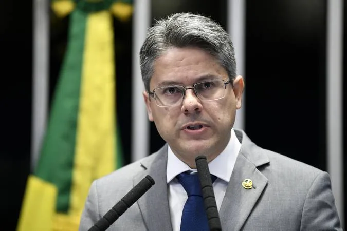 Senador apresenta PEC alternativa que reduz a R$ 70 bilhões gasto fora do teto