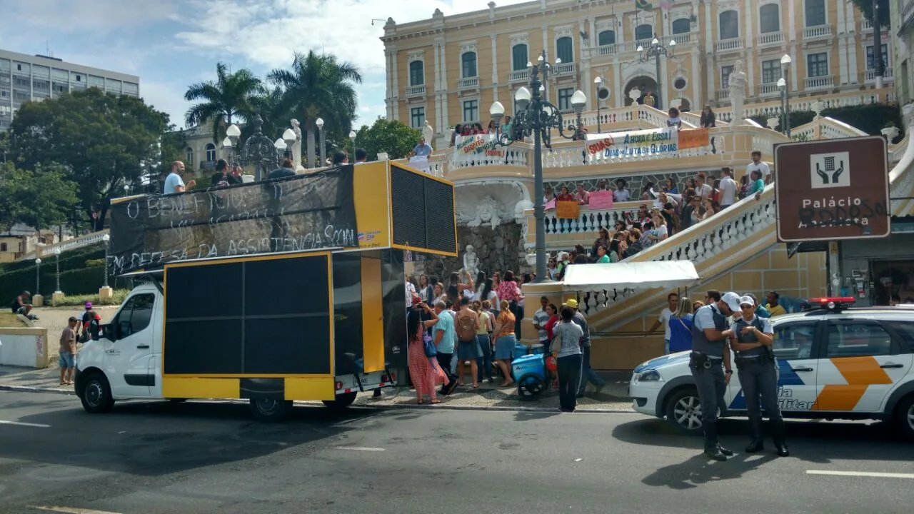 Protesto de servidores da assistência social deixa trânsito lento em Vitória