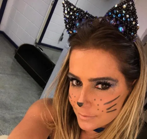 Deborah Secco se transforma em gata para curtir o Carnaval