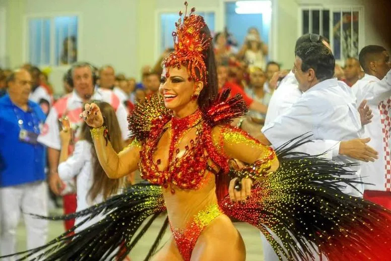 Viviane Araújo curte Carnaval do Rio de Janeiro sem Radamés