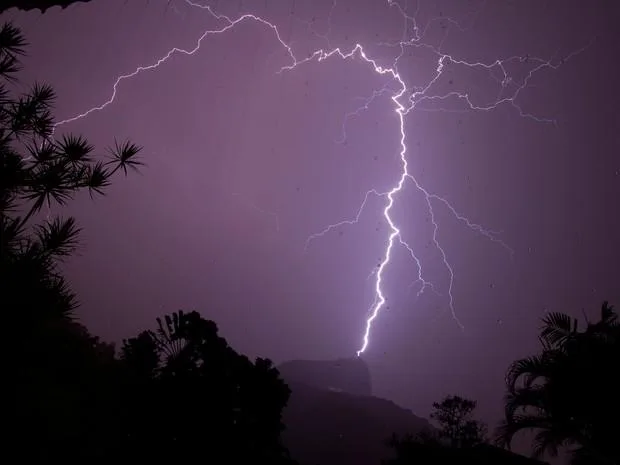 Temporal e queda de descargas elétricas no dia das eleições na Grande Vitória