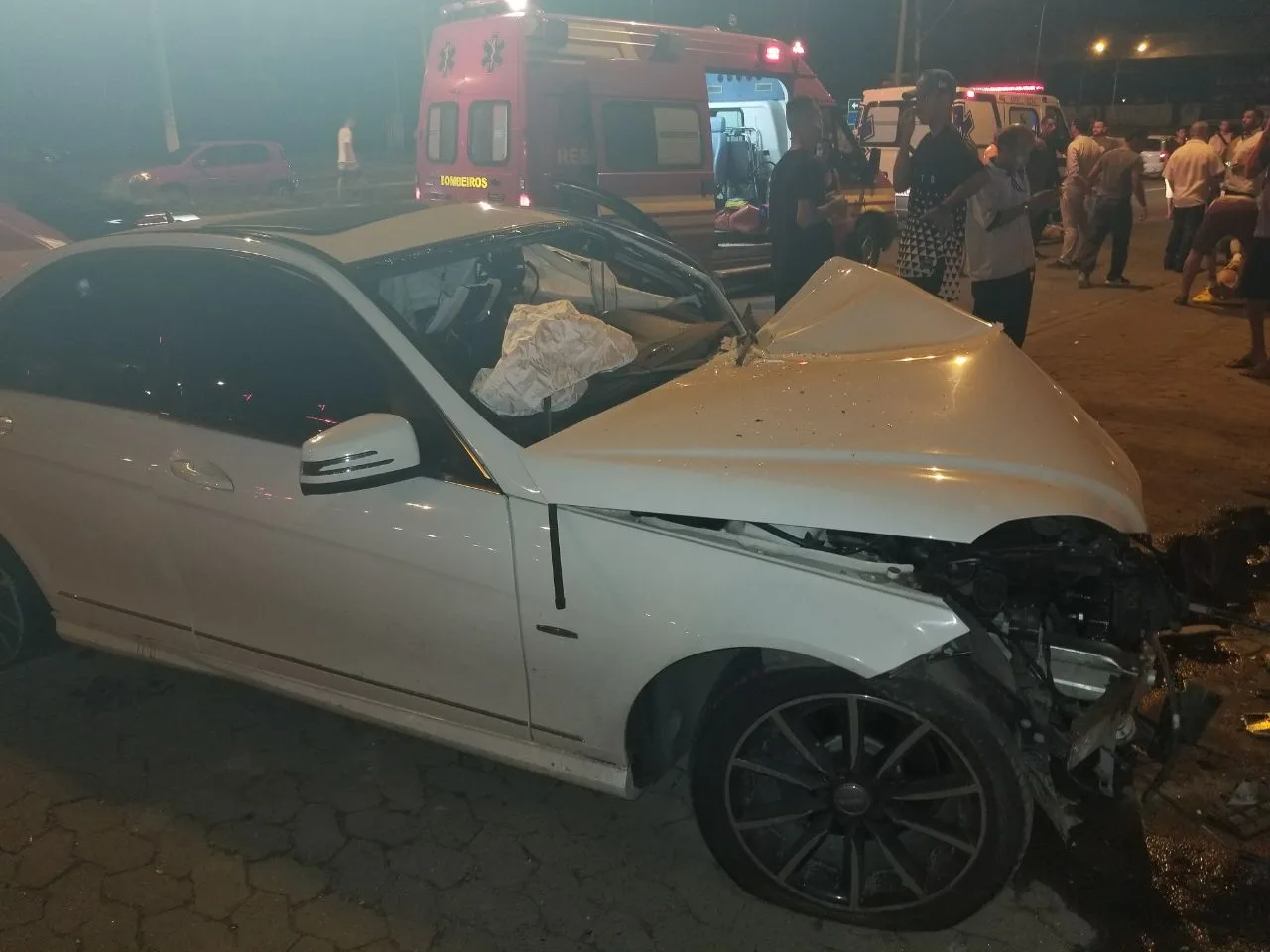 Três pessoas ficam feridas após carro de luxo bater no muro do estádio Engenheiro Araripe