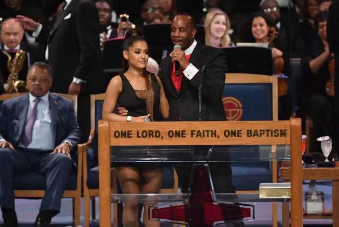 Ariana Grande é assediada por pastor durante funeral de Aretha Franklin