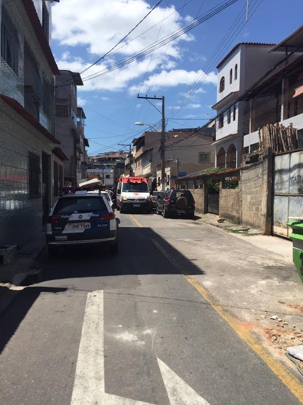 Rapaz com problemas mentais tem surto e faz a própria mãe refém em Vitória