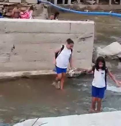 VÍDEO | Sem ponte, crianças são obrigadas a atravessar rio para voltar da escola em Iconha