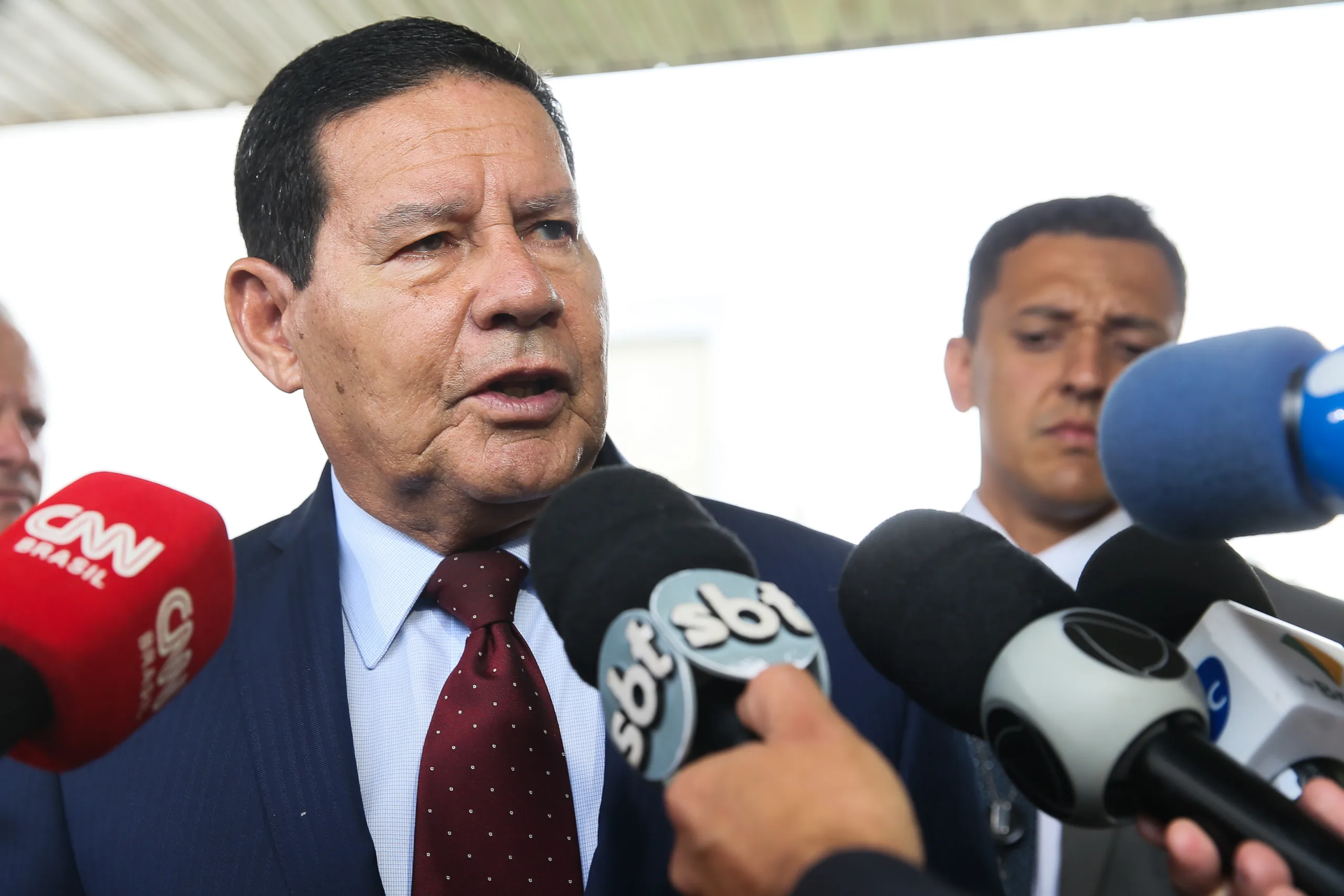 O presidente da República em exercício, Hamilton Mourão, fala à imprensa