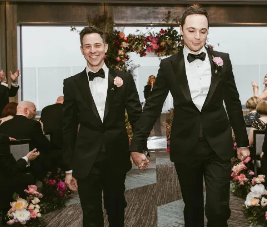 Jim Parsons, da série 'The Big Bang Theory', se casa com Todd Spiewak em Nova York