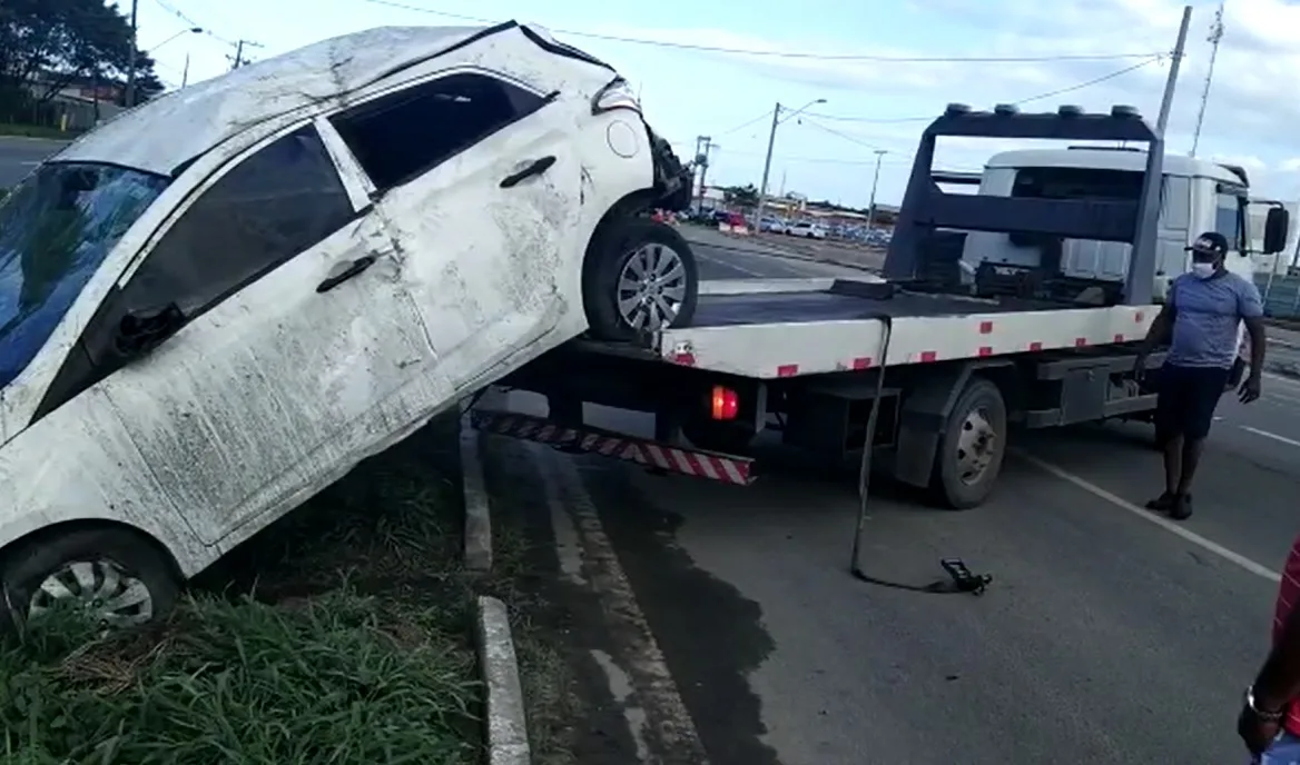 Motorista perde controle ao passar em poça d'água e carro capota na rodovia Darly Santos