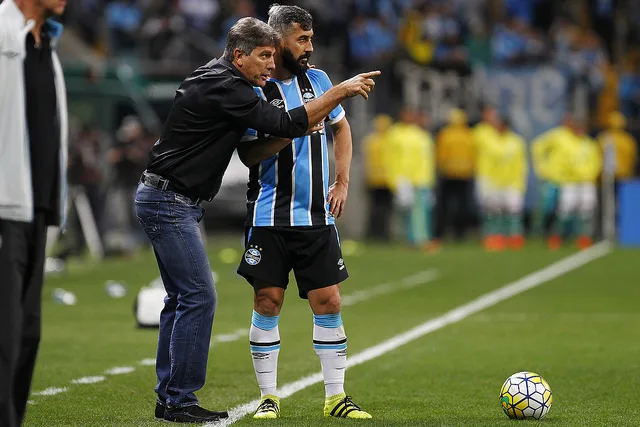 Renato Gaúcho comemora atuação dos reservas do Grêmio em empate