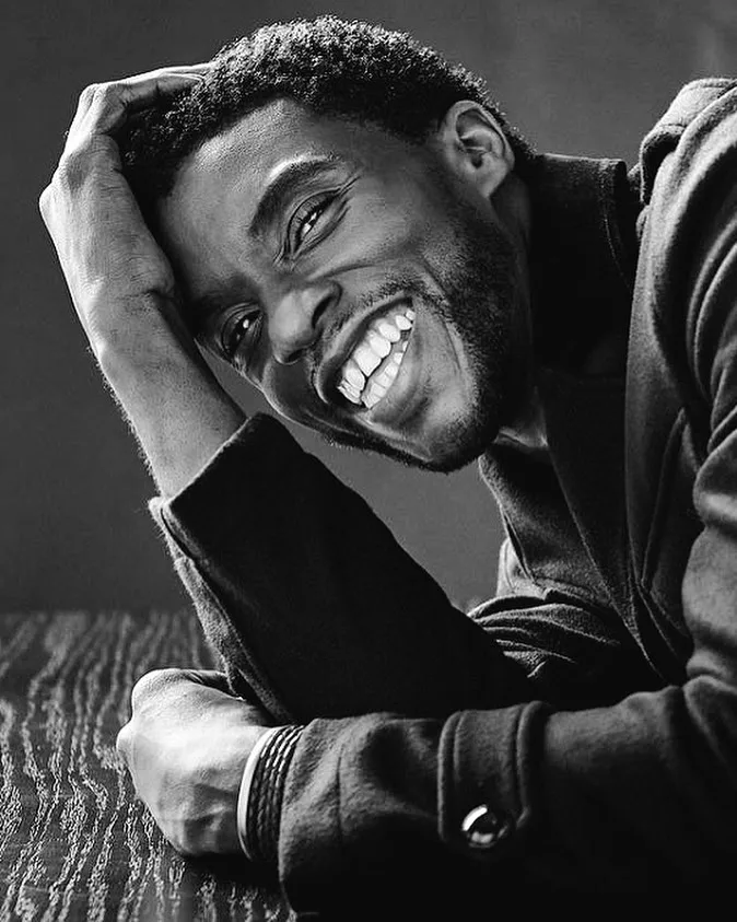 Chadwick Boseman não deixa testamento e viúva entra na Justiça para ter direito à herança