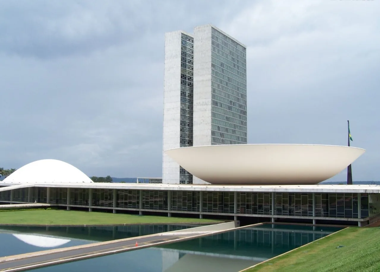 Senadores eleitos têm parente na política, diz ONG