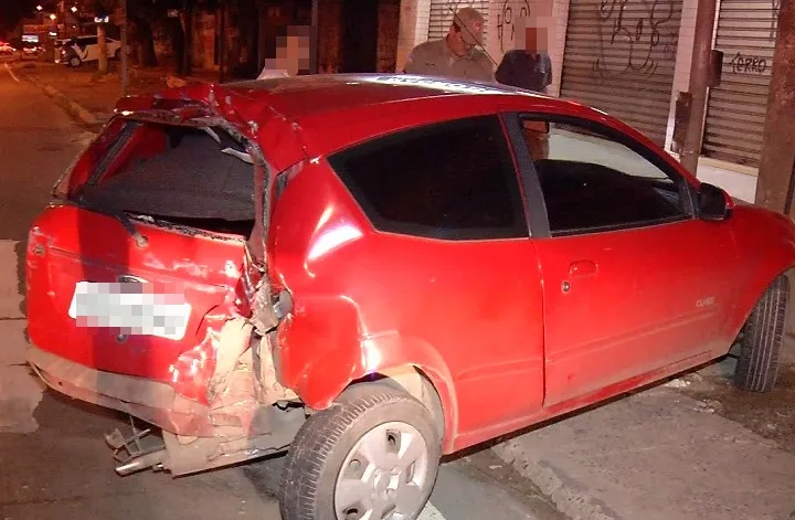 Motorista destrói porta de estacionamento e quase atinge motociclista em Cariacica