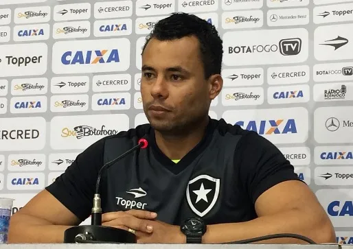 Jair faz mistério, mas indica time misto do Botafogo para o clássico