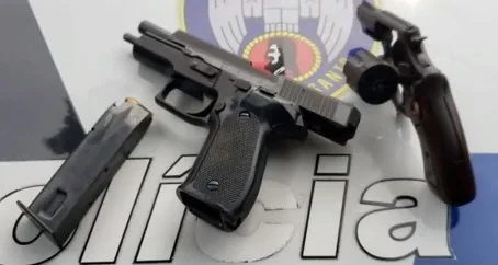 Criminosos deixam armas para trás durante fuga em Viana