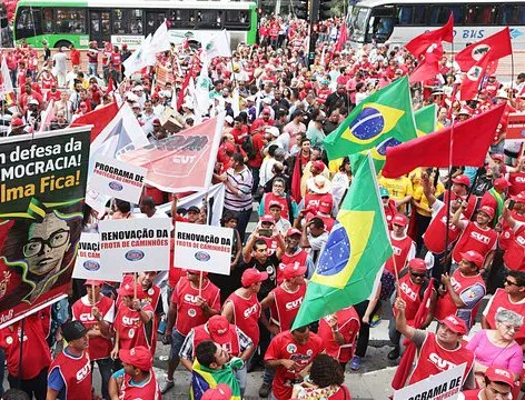 Apoiadores de Dilma e Lula prometem até churrasquinho de coxinha durante protesto em Vitória