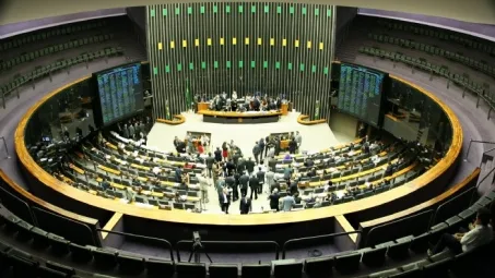 Deputados discutem PEC do teto de gastos, que pode ser aprovada ainda hoje