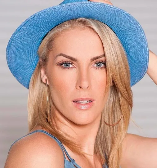 Ana Hickmann apresenta coleção de mais de mil calçados em canal no Youtube