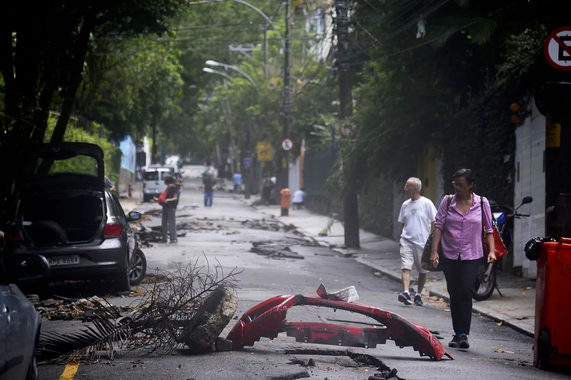 Ruas do Horto e Jardim Botânico, na zona sul da cidade, parcialmente destruídas pelas chuvas das últimas 48 horas na cidade.