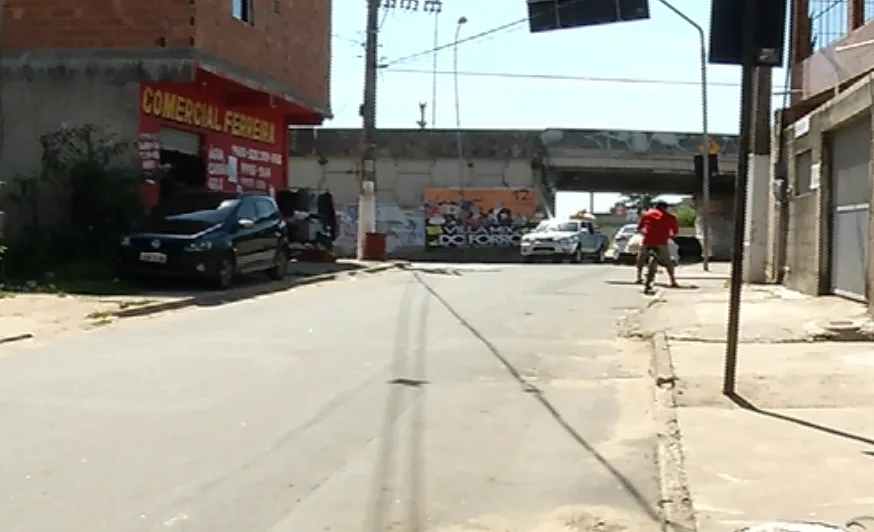 Homem tenta matar mulher no meio da rua e arma falha em Vila Velha