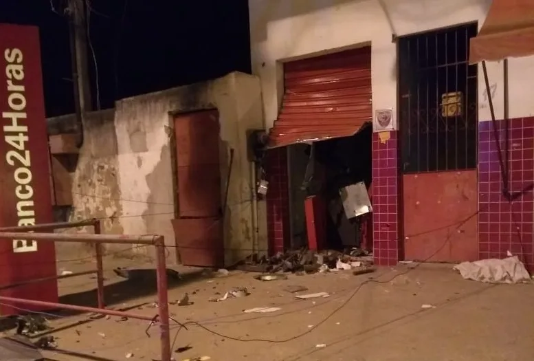 Criminosos explodem caixa eletrônico de supermercado em Cariacica