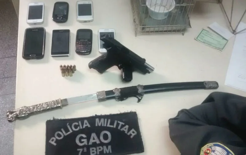 Arma de fabricação turca e espada ninja são apreendidas durante operação da PM em Cariacica